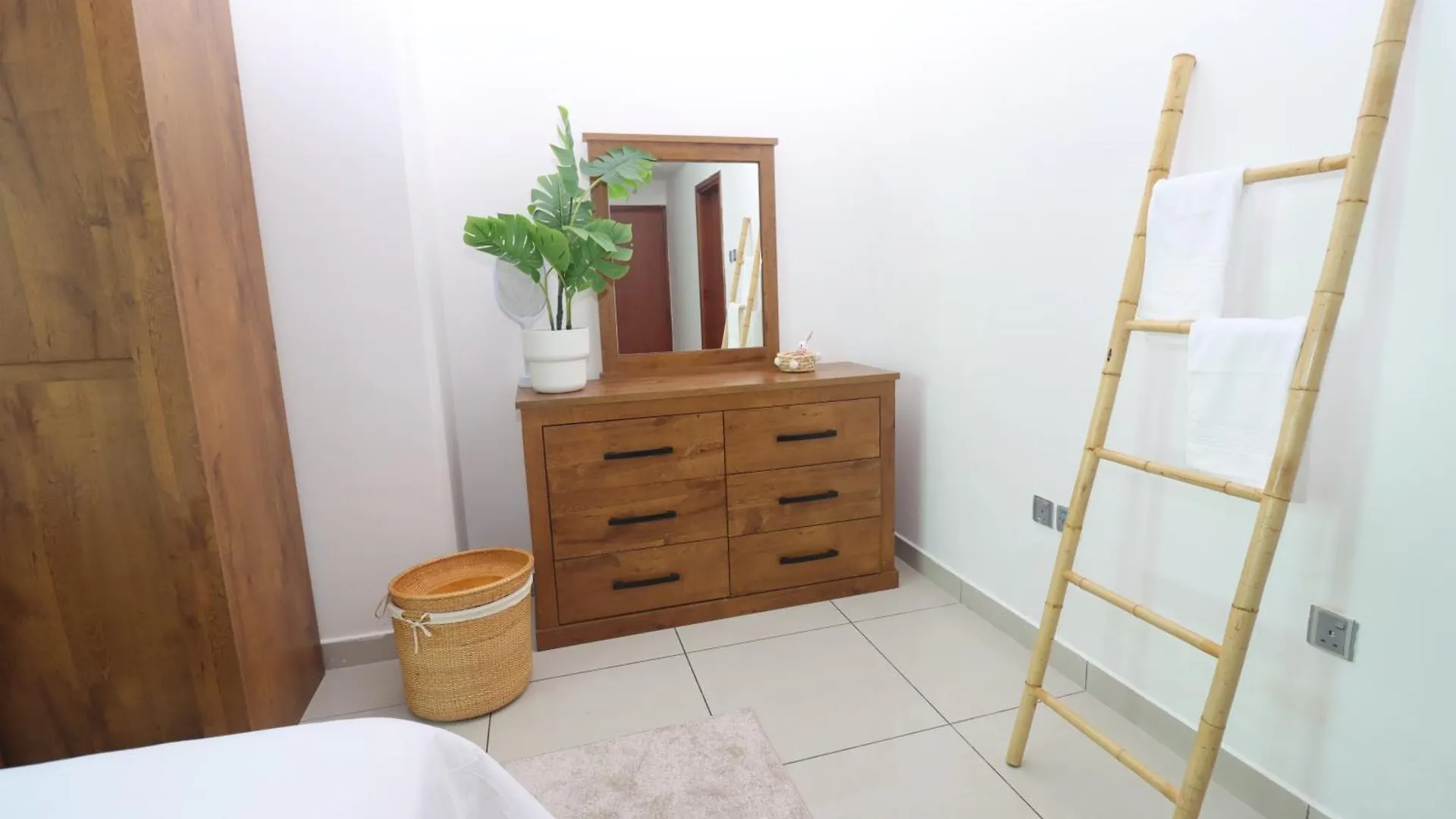 Vista Lavisha Vacation Home - Elegant 1Bdr Apartment With Stunning Sea View And Partial Canal View Dubai United Arab Emirates
